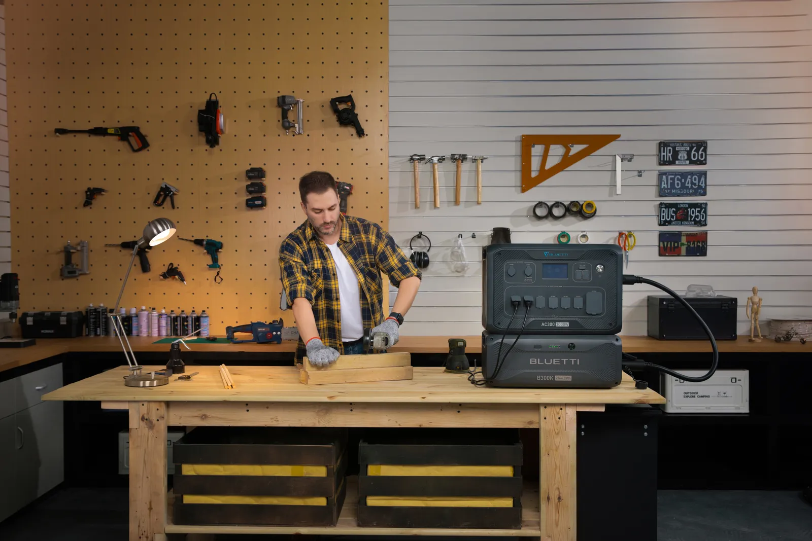Station d'énergie BLUETTI alimentant les outils d'un atelier d'artisan — solution Wattonomie